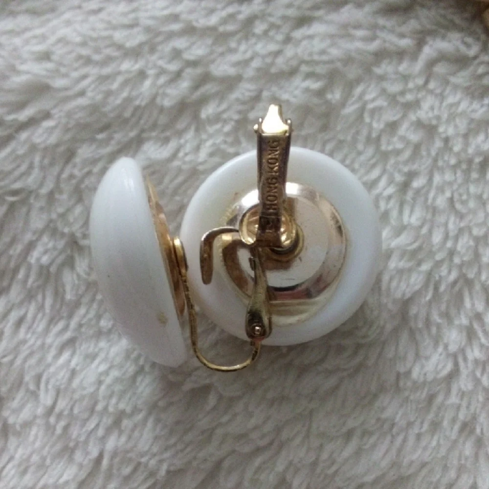 VINTAGE Elegant Gold and White Necklace Set W/ MATCHING CLIP ON EARINGS